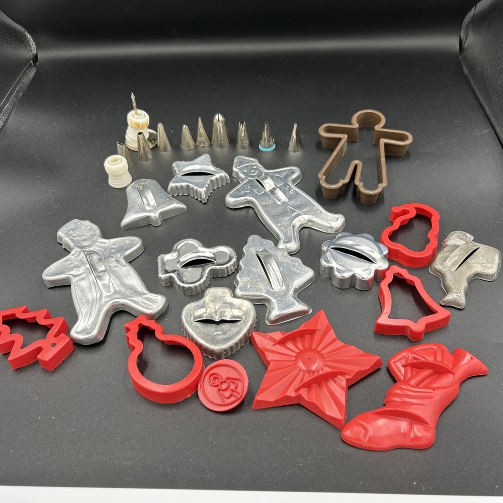 Vtg Cookie Cutters Christmas Winter Set 17   Baking & 9 Wilton Frosting Tips